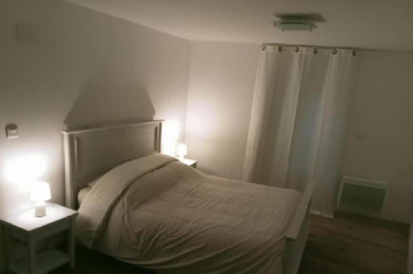 Au Doux Clocher Pieusse Buitenkant foto